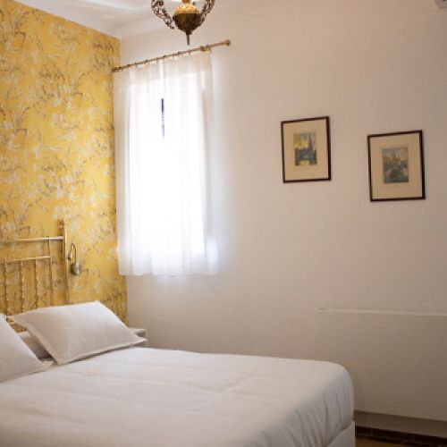 Cama en habitación amarilla