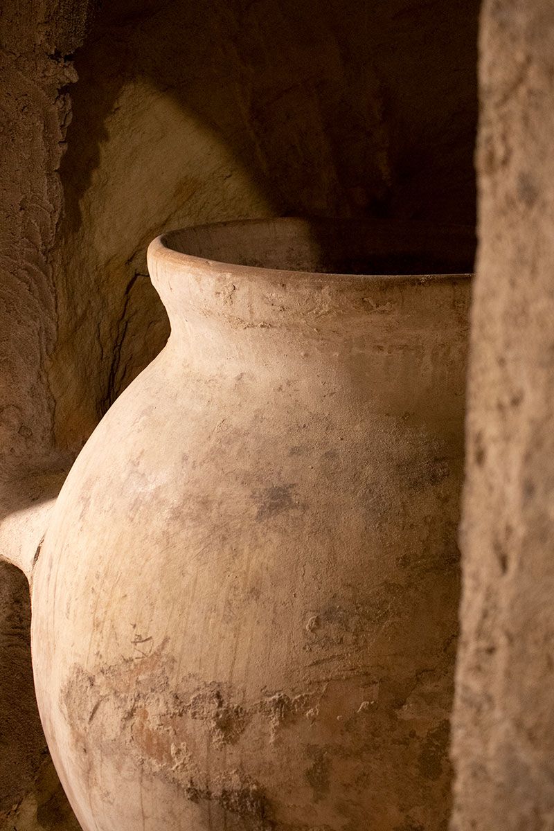 Vasija de barro en bodega