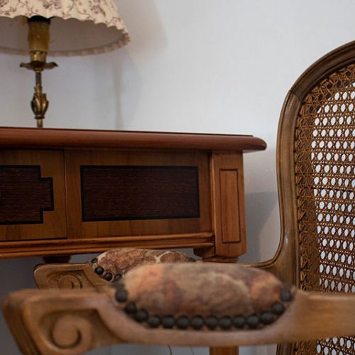 Detalle de silla de la habitación canela