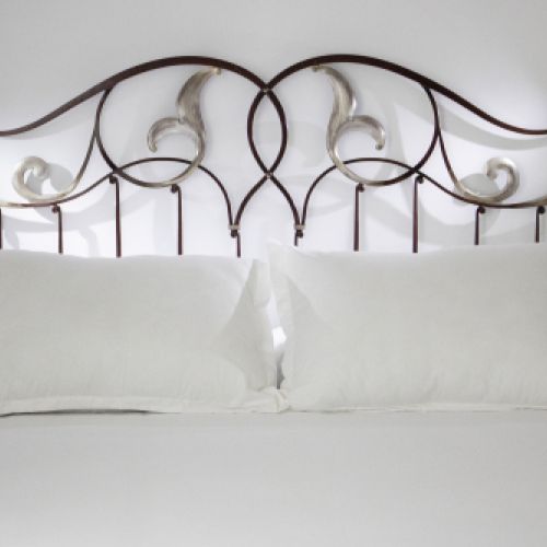 Foto cama de la habitación roja