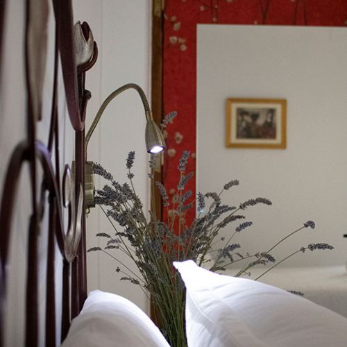 Detalle de la habitación roja