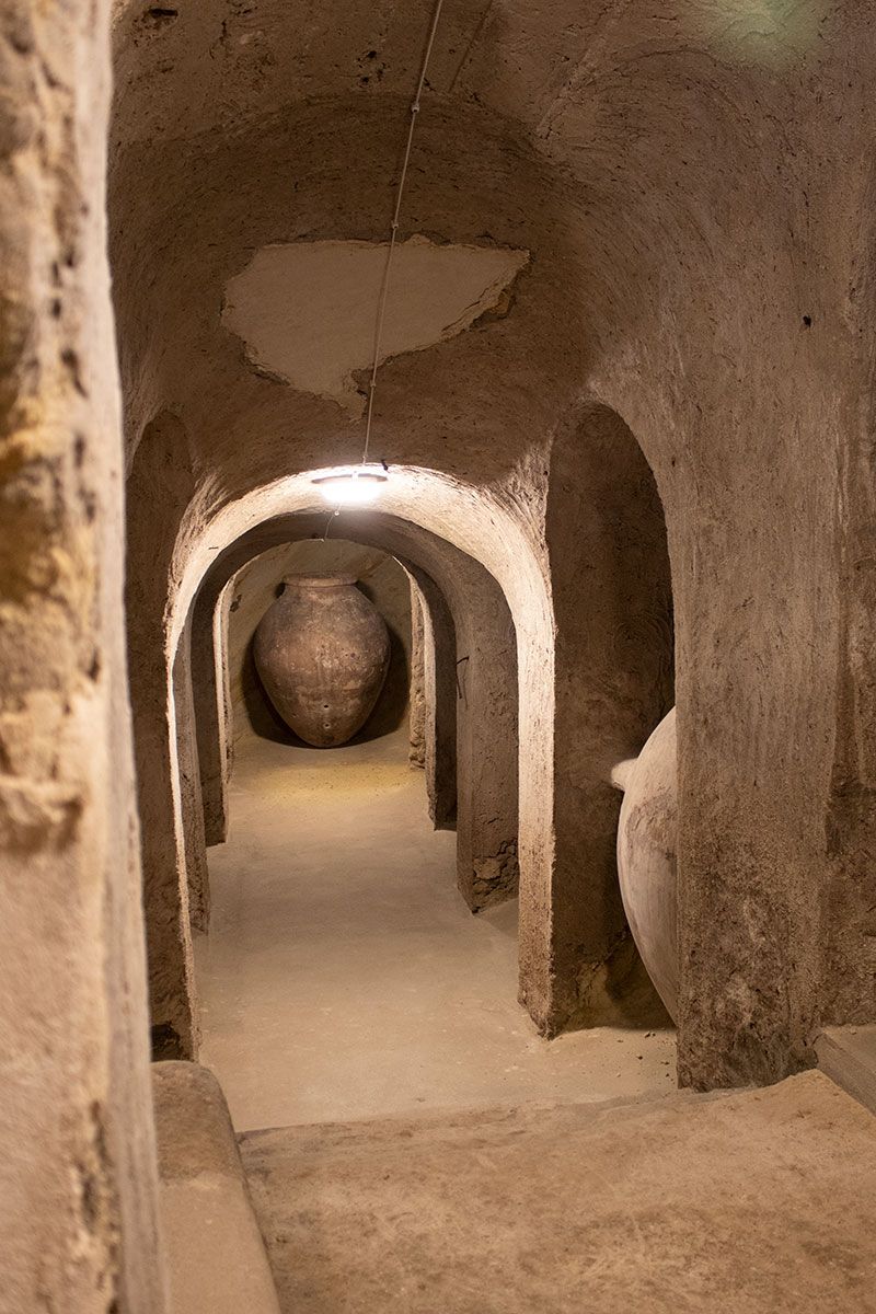 Cueva bodega con arcos y vasijas