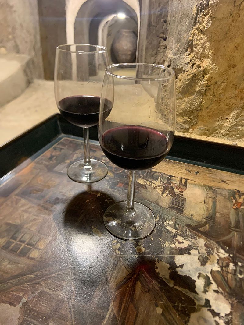 Copas de vino en bodega