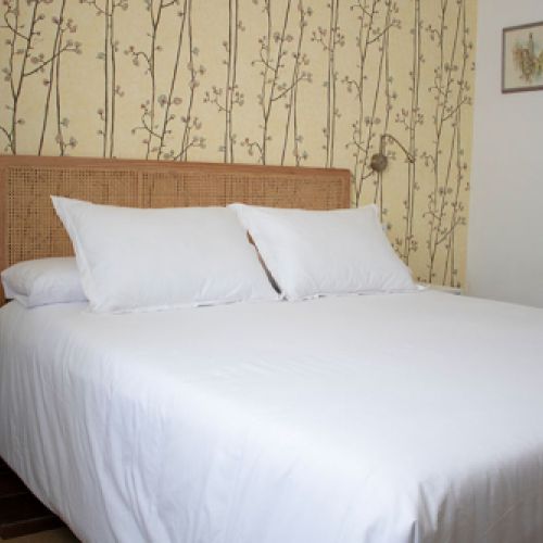 Cama de la habitación canela