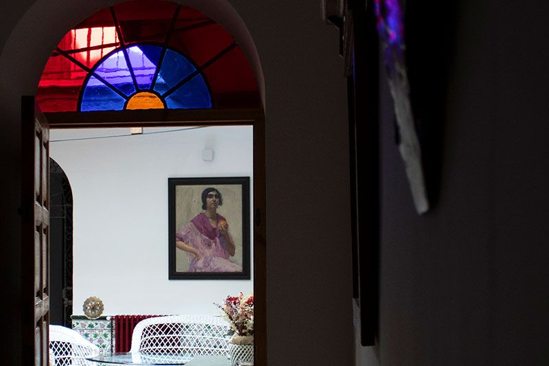 Puertas de vidrio coloreado que añaden luminosidad a los espacios