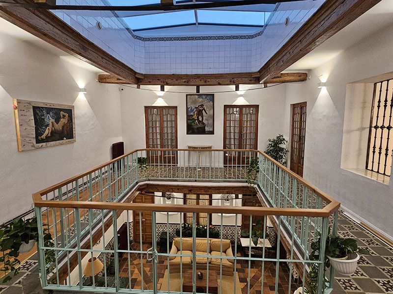Espacio interior con personalidad en el patio de dos niveles