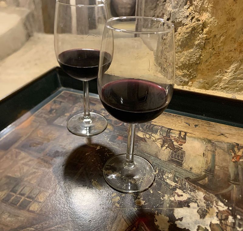 Copas de vino en bodega